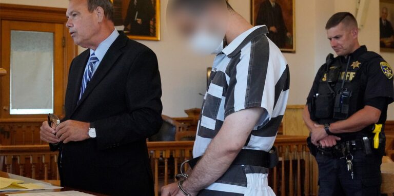 Der 24 Jahre alte mutmaßliche Täter (M.) steht neben seinem Pflichtverteidiger Nathaniel Barone (l) während einer Anklageverlesung im Chautauqua County Courthouse.