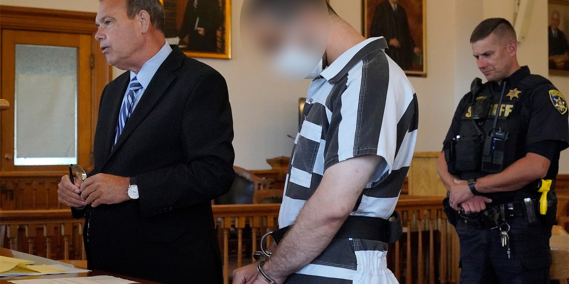 Der 24 Jahre alte mutmaßliche Täter (M.) steht neben seinem Pflichtverteidiger Nathaniel Barone (l) während einer Anklageverlesung im Chautauqua County Courthouse.