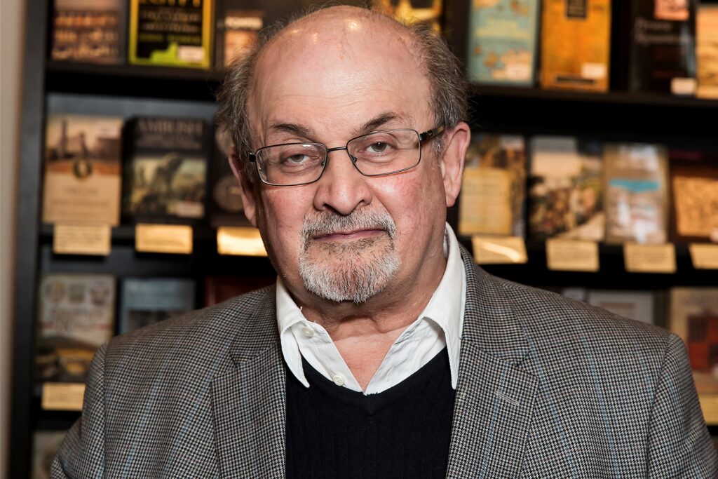 Salman Rushdie wurde mit mehreren Messerstichen schwer verletzt. Salman Rushdie wurde mit mehreren Messerstichen schwer verletzt.
