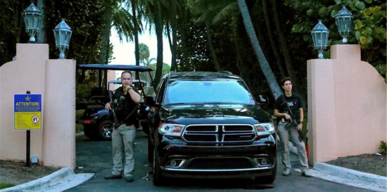 Agenten des Secret Service stehen am Tor von Mar-a-Lago.