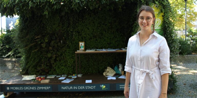 Liane Herlitzt vom Hertener Stadtentwicklungsamt stellt das System der „Klima.Insel“ vor.