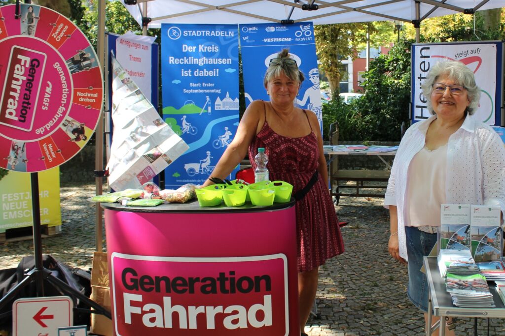 Lydia Schäfers von der städtischen Verkehrsplanung (l.) und Stadtbaurätin Janine Feldmann informieren an einem Stand über das Radverkehrskonzept. Lydia Schäfers von der städtischen Verkehrsplanung (l.) und Stadtbaurätin Janine Feldmann informieren an einem Stand über das Radverkehrskonzept.