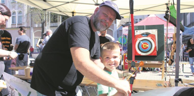 Ömer (5) ist begeistert vom Bogenschießen. Unter Anleitung von Markus Wiese, Vorsitzender und Trainer des Schützenvereins Herten-Mitte, trifft der kleine Mann nach ein paar Versuchen voll ins Schwarze.
