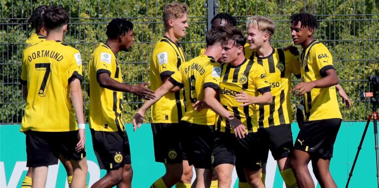 Spieler der BVB-U19 jubeln.