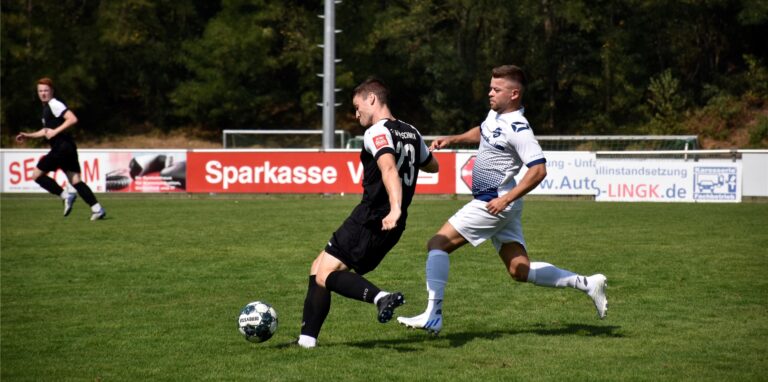 Erkenschwicks Johannes Hülsken (l.) behauptet hier den Ball gegen Hochlars Zehner Felix Kranjc.
