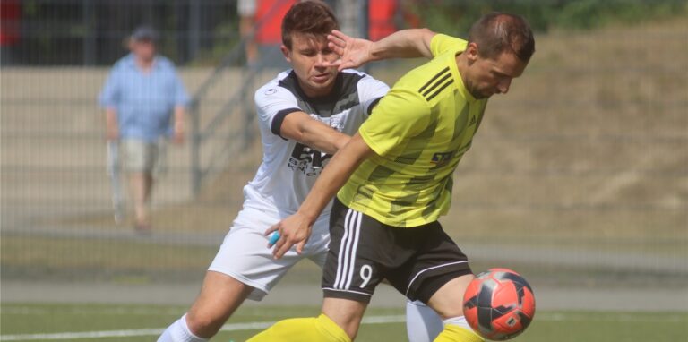 Vinnums Markus Maxellon (r.) schirmt in dieser Szene den Ball erfolgreich vor Waltrops Tobias Hopp ab.