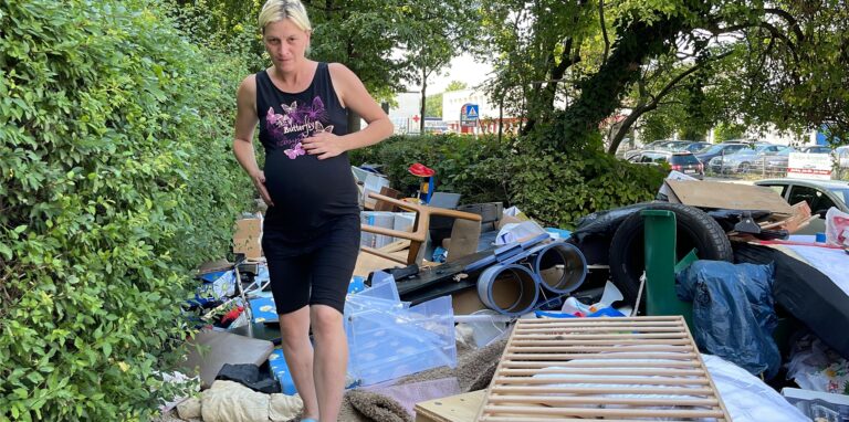 Stephanie Butt bekommt in wenigen Tagen ihr Kind. Um ihren Müll zu entsorgen, muss sie über wacklige Matratzen und anderen Unrat vor ihrem Haus steigen.