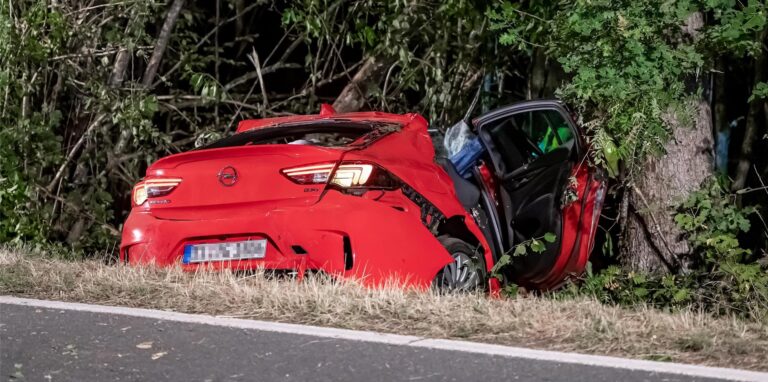 Ein Auto liegt nach einem Unfall im Graben neben der Straße.