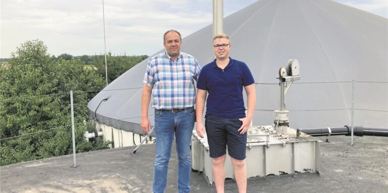 Vater und Sohn Glosemeyer auf dem Dach eines Fermenters.