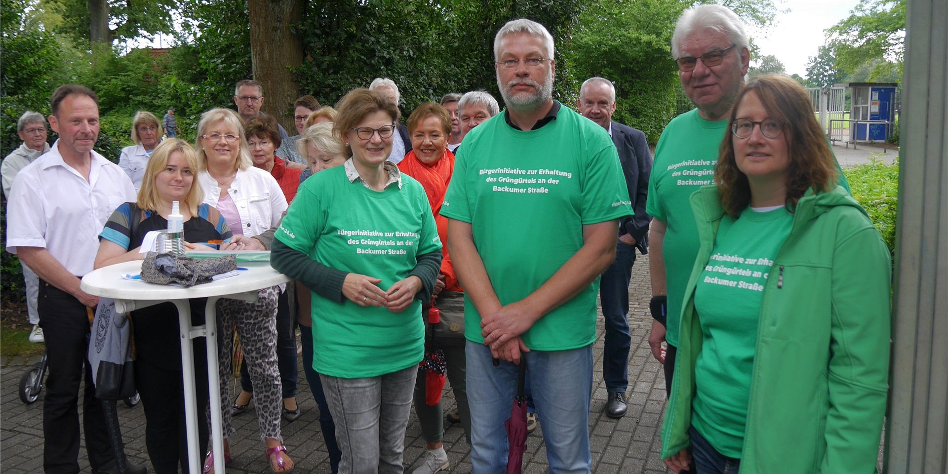 Die Bürgerinitiative um (v.r.) Sabine Kiepert, Peter Kalinski, Thomas Hamacher und Claudia Bischoff bei einem Treffen am alten Tennisplatz an der Backumer Straße, wo das Feuerwehrhaus errichtet werden soll.