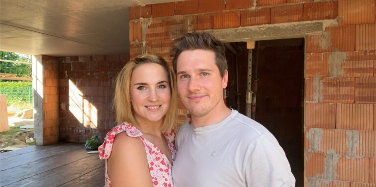 Lisa König (31) und Chris Kremer (31) möchten gerne die Sonne anzapfen. Jetzt, da das Dach ihrer Doppelhaushälfte in Dortmund gedeckt ist, beschäftigen sie sich damit, ob und wie sie bis zum Einzug eine Photovoltaik-Anlage installieren können.