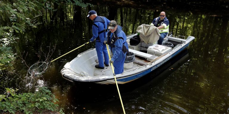 2019 fischten Mitarbeiter der Gelsenwasser AG tote Fische aus der Zwischenstever.