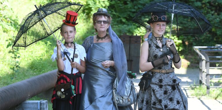 Drei Anhänger des Steampunk posieren am Samstag (13.8.) im Schiffshebewerk Henrichenburg.