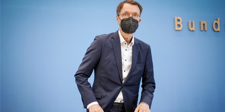 Karl Lauterbach (SPD), Bundesminister für Gesundheit, spricht auf einer Pressekonferenz.
