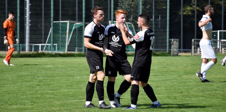 Johannes Hülsken (l.) lässt sich von seinen Mitspielern Lars Ocwczarzak und Kapiän Nico Wieke nach seinem zweite Tor feiern.