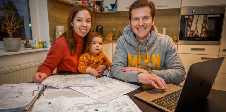 Veronika (31) und Matti (36) Ostwinkel in ihrer Wohnung in Dortmund. Wenn das Paar mit Sohn Paul (2) im kommenden Jahr nach Holzwickede zieht, soll das Internet auch dort laufen.