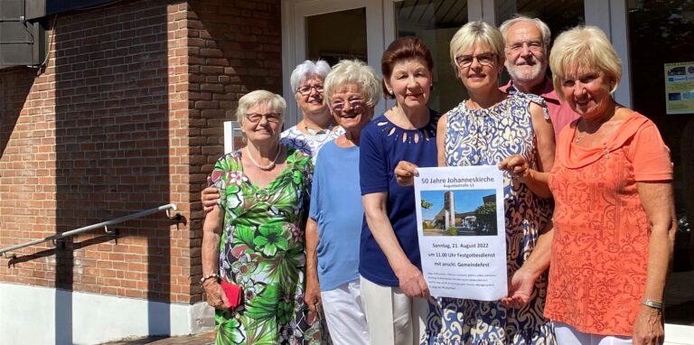 Auf das Fest zum 50-jährigen Bestehen der Johanneskirche freuen sich (v.l.) Ingrid Kopse, Marianne Schuster, Romy Jahnel, Ruth Breda, Anette Rentrop der frühere Pfarrer Ulrich Gallwitz und Karin Frieling.