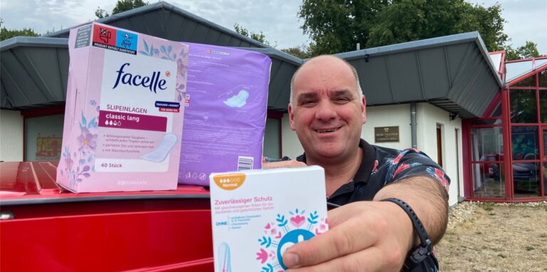 Jugendtreff-Leiter Carsten Wach aus Oer-Erkenschwick hält eine Packung Tampons in die Kamera.
