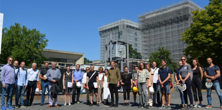 Teilnehmerinnen und Teilnehmer des Wettbewerbs für die Gestaltung der Freianlage in der Marler Stadtmitte stehen vor der Rathausbaustelle.