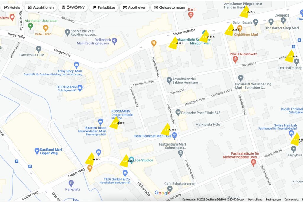 Die Karte zeigt einen Ausschnitt aus dem Stadtteil Hüls. An den gelb markierten Stationen befinden sich Werbetafeln, an denen mittels App Kunstwerke angezeigt werden. Die Karte zeigt einen Ausschnitt aus dem Stadtteil Hüls. An den gelb markierten Stationen befinden sich Werbetafeln, an denen mittels App Kunstwerke angezeigt werden.