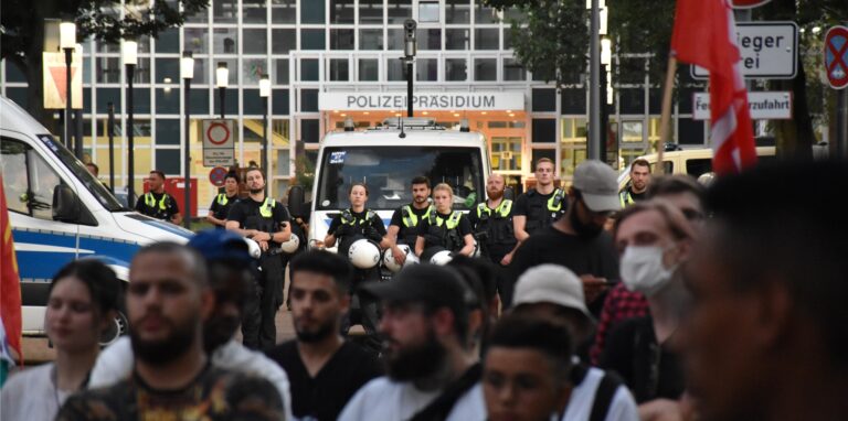 Einsatzkräfte beobachten eine Demonstration vor dem Polizeipräsidium in Gedenken an den getöteten Mouhamed D.