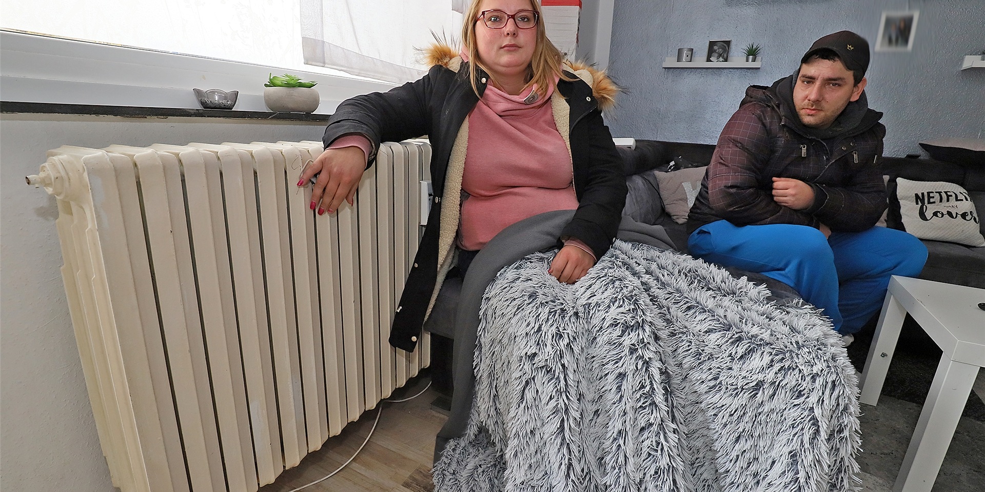 Auch Fernwärme kann einmal ausbleiben, wie hier vor einiger Zeit in der Siedlung Amselstraße in Bergkamen. Kim Schimanski und ihr Nachbar mussten sich mit dicken Jacken und Decken behelfen.