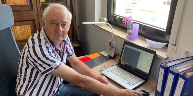 Dicke Aktenordner und jede Menge Dateien zum Thema Deponie hat Uwe Lienemeyer durchgearbeitet. Der Vorsitzende der Bürgerinitiative Marl-Hamm kämpft gegen die Umweltprobleme in der Siedlung. Von seinem Fenster aus kann er Teile der Halde sehen.