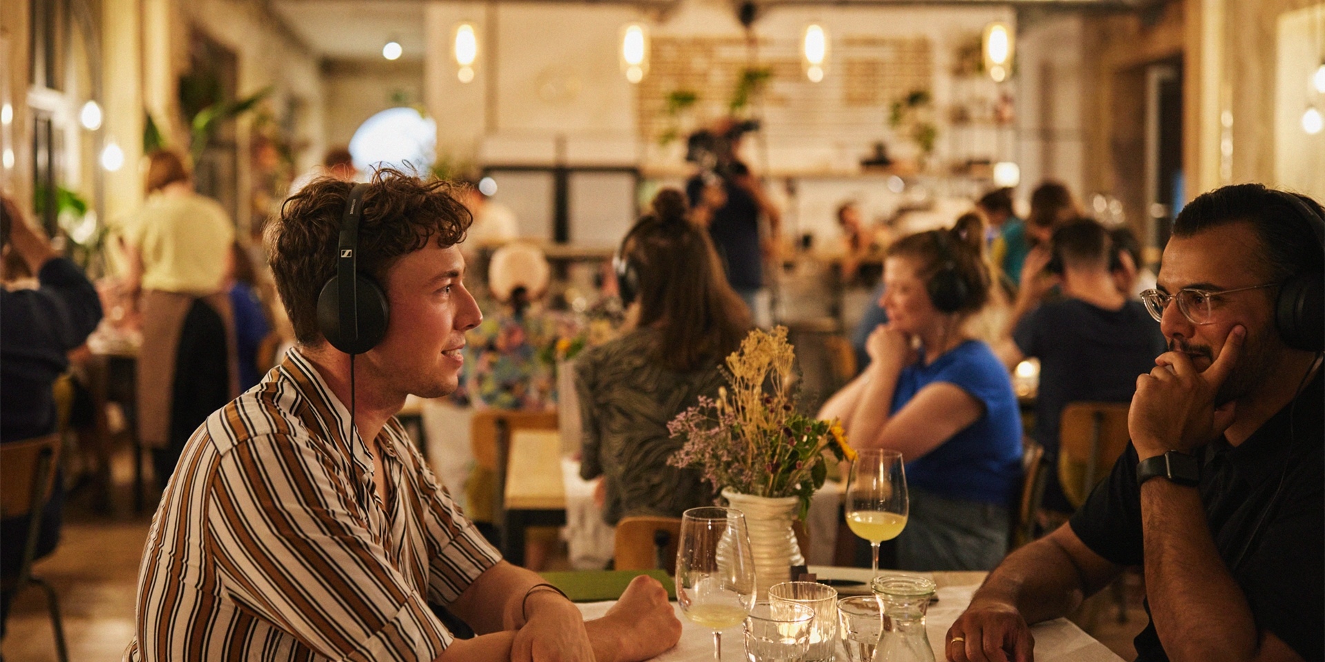 Über Kopfhörer und bei einem Wein werden im Bochumer Stüh33 Café die sexuellen Offenbarungen von völlig Fremden verhandelt.