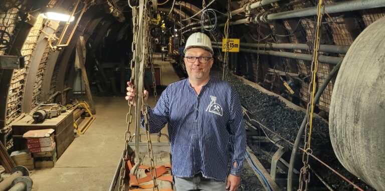 Ein Bergmann steht im Lehrstollen in Oer-Erkenschwick