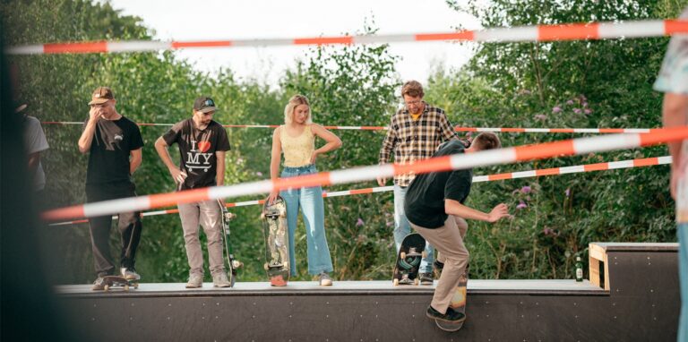 Schon im Vorjahr lief das sogenannte Projekt „Transurban Residency“ unter der Mallinckrodtbrücke. Dabei sollte ein neuer kurzzeitiger Treffpunkt mit einem selbstgebauten Skatepark entstehen. Auch hier konnten Dortmunder ihre Ideen einbringen und einen attraktiveren Ort schaffen.
