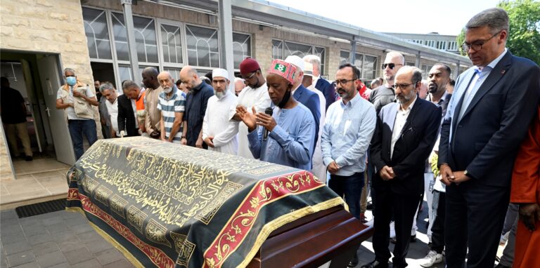 Ein Trauergottesdienst fand in der vergangenen Wochen im Beisein von Dortmunds Oberbürgermeister Thomas Westphal (rechts) in der Abu Bakr Moschee statt.