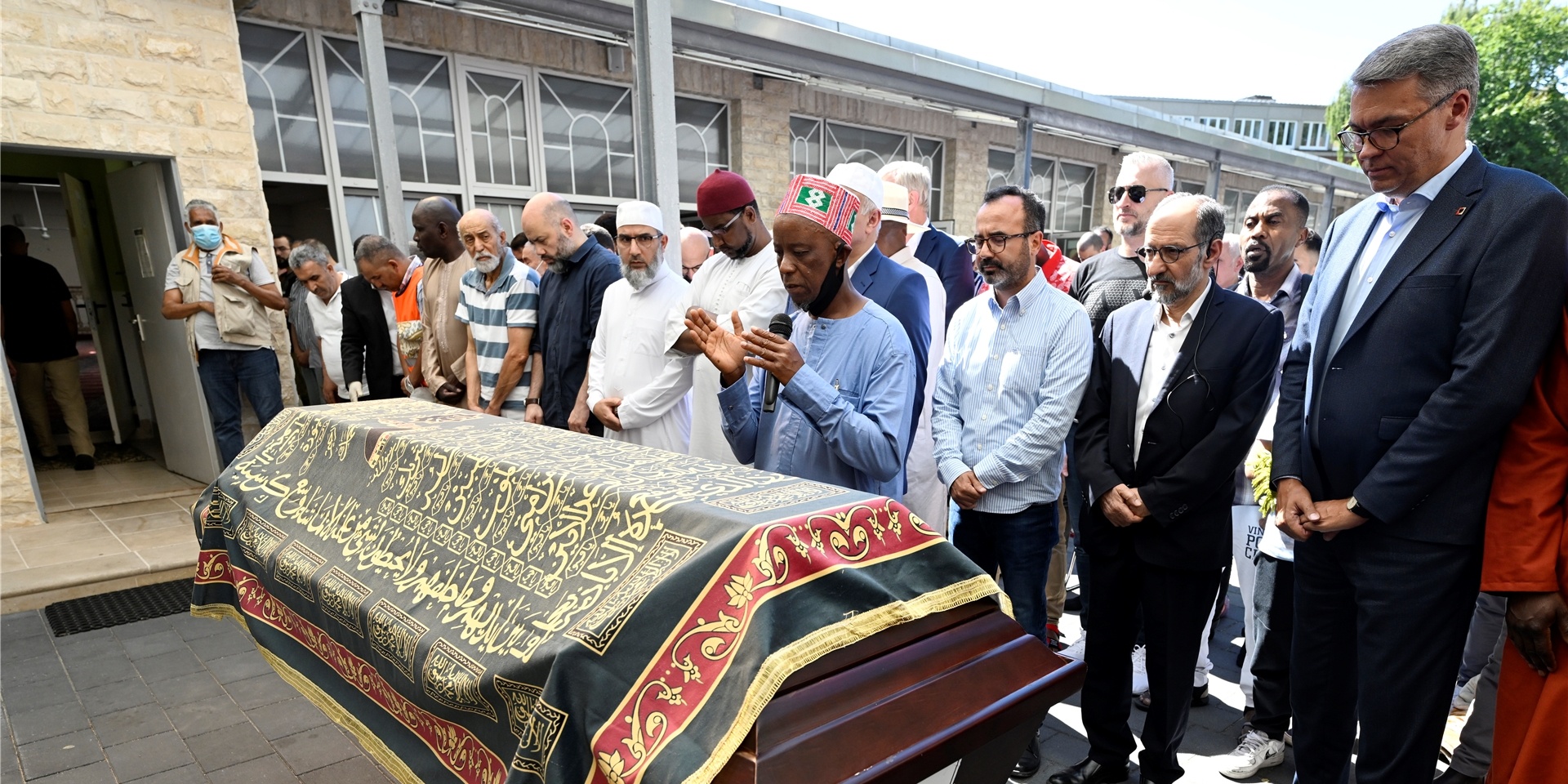 Ein Trauergottesdienst fand in der vergangenen Wochen im Beisein von Dortmunds Oberbürgermeister Thomas Westphal (rechts) in der Abu Bakr Moschee statt.
