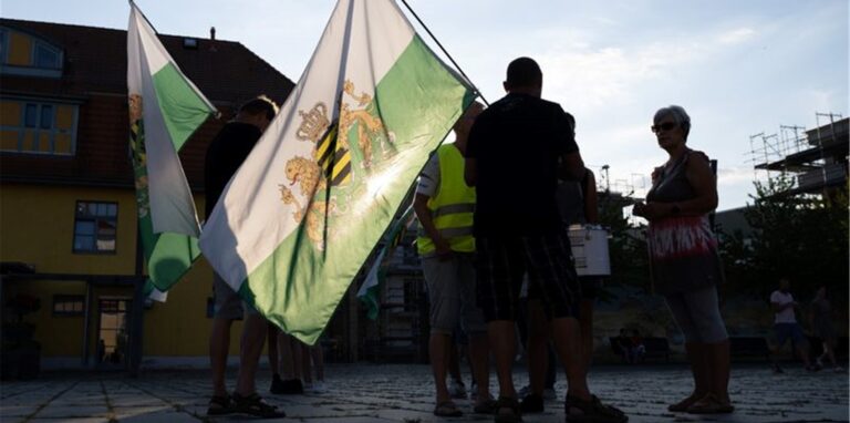 Akteure der rechtsextremen Freien Sachsen bei einer Demonstration
