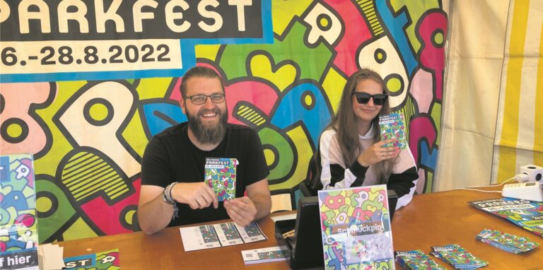 Marco Gryska und Michelle Kulick verkaufen Festival-Ticket auf dem Waltroper Wochenmarkt.