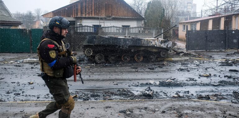Ein ukrainischer Soldat inspiziert die Trümmer einer zerstörten russischen Panzerkolonne auf einer Straße in Butscha, einem Vorort nördlich der Hauptstadt Kiew.