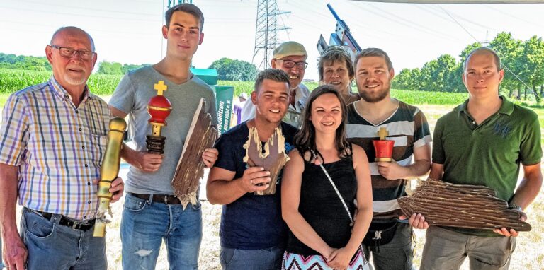 Im Jahr 2019 fand in Ebbelich das letzte Schützenfest statt. Das Archivfoto zeigt König Mirco Sindermann mit Ehefrau und Königin Kathi Sindermann (vorne), das vorherige Kaiserpaar Peter Niehaus und Martina Tennagels (dahinter) sowie die Insignienschützen (v.l.) Bernd Halsch (Zepter), Niklas Sturm (Apfel und linker Flügel), Daniel Spiekermann (Krone) und Pascal Richter (rechter Flügel).