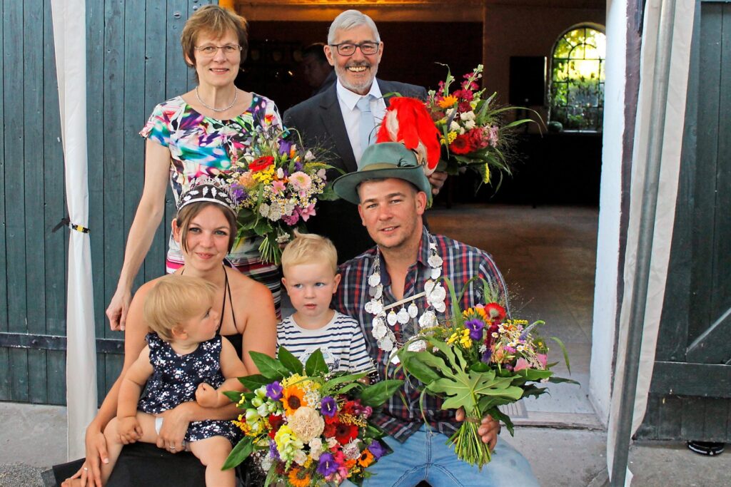 Auf dem Königsball nach dem Schützenfest 2019 überreicht das abdankende Kaiserpaar Martina Tennagels und Peter Niehaus (hinten) dem Königspaar Kathi und Mirco Sindermann (mit den Kindern Helena und Henry) die Insignien.