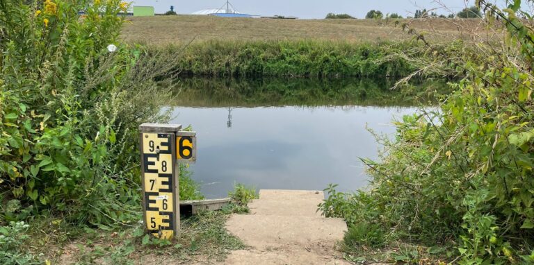 In Dorsten erreichte der Lippe-Pegel am Montag (15.8.) einen historischen Tiefstand.