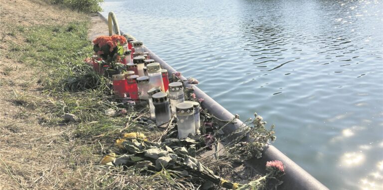 Viele Menschen stellten am Kanal Grablichter mit Kerzen auf oder legten Blumen dorthin.