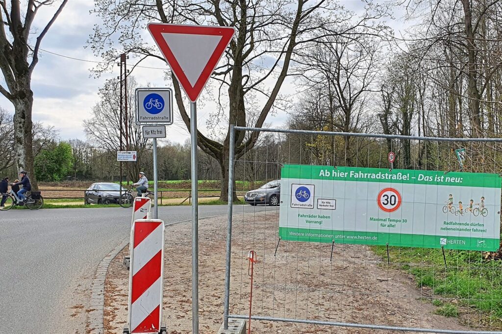 Hertens erste Fahrradstraße liegt auf einem zwei Kilometer langen Teilstück in der Ried. Banner machen auf die neue Verkehrssituation aufmerksam.