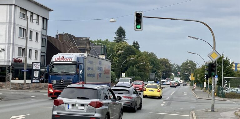 Die Ampel an der Leveringhäuser Straße zeigt Grün.