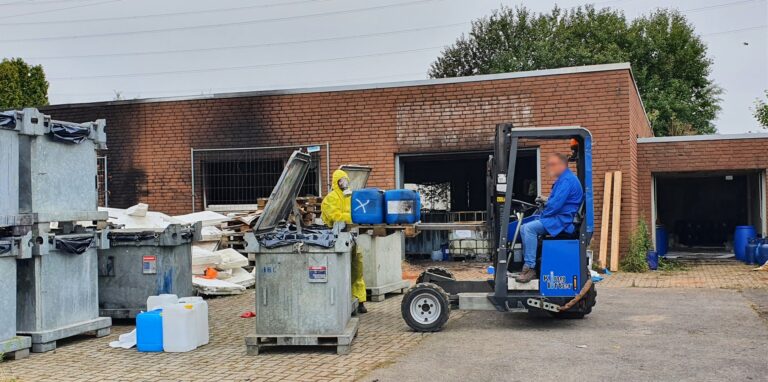 Am 20. August 2021, drei Tage nach der Explosion des Drogenlabors, bereiten Mitarbeiter des Entsorgungsunternehmens Remondis die Chemikalien für den Abtransport vor. Die Kanister werden dazu in Sicherheitscontainer aus Stahl verladen.