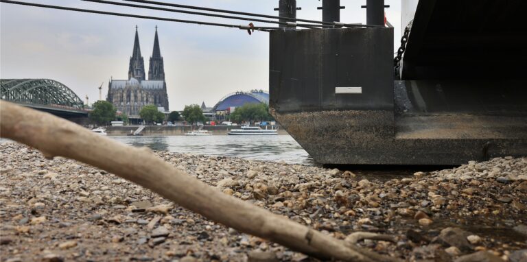 Eine Landungsbrücke liegt am Rheinufer in Köln auf dem Trockenen gegenüber des Kölner Doms.