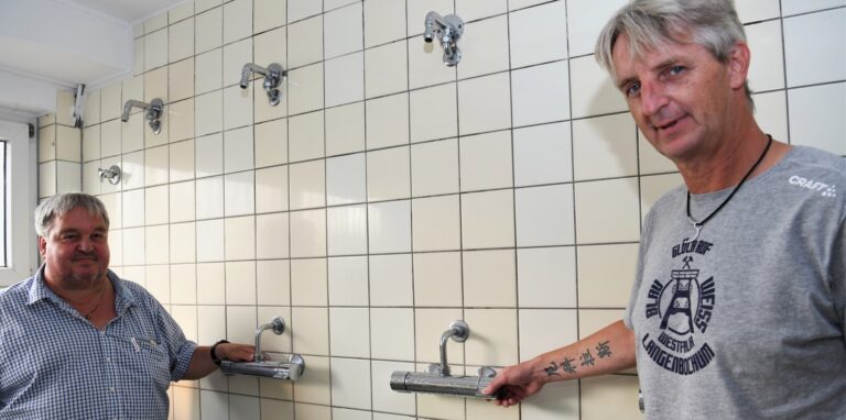 Jugendleiter Dirk Kruppa (rechts) und Vorstandsmitglied Werner Sielaff von BW Westfalia Langenbochum