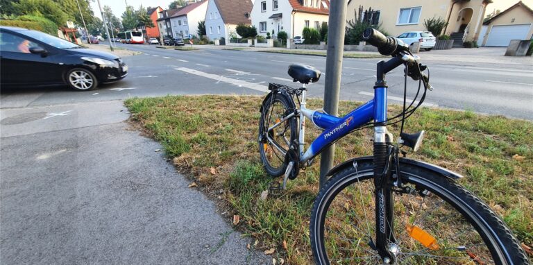 Nach dem Unfall an der Ecke Feldstraße/Buschstraße ist das Mountainbike des verletzten 29-jährigen an einem Verkehrsschild befestigt worden. Auf der Fahrbahn sind Markierungen der Polizei zu erkennen.