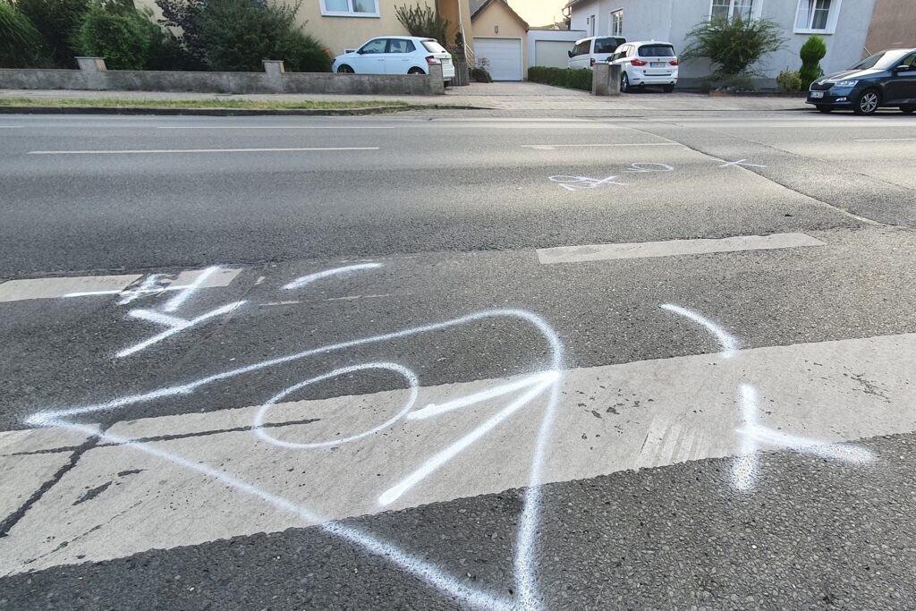 Mit Sprühfarbe hat die Polizei an der Einmündung Feldstraße/Buschstraße den Hergang markiert. Das Dreieck mit der Zahl Mit Sprühfarbe hat die Polizei an der Einmündung Feldstraße/Buschstraße den Hergang markiert. Das Dreieck mit der Zahl