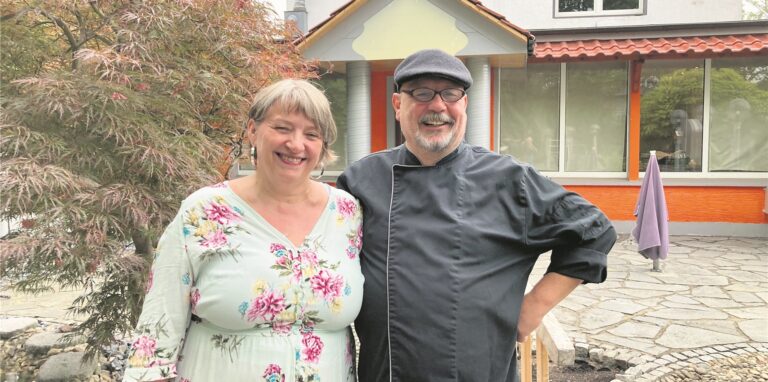 Sabine Kahre und Ralph Conrad vor ihren neuen Waltroper Lokal.