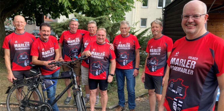 Am 25. August starten die Hülser Pilgerradler in Richtung Freiburg (v. l.): Stefan Ertelt, Ludger Breitfeld, Heinz-Joachim Lambernd, Christoph Kinne, Leo Bastek, Dieter Nolte, Michael Laukamp und als jüngster Teilnehmer Volker Marx.