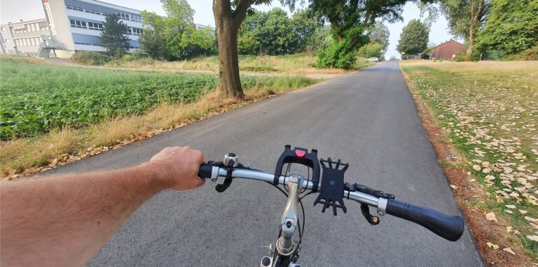 Dieser Abschnitt des Ebbelicher Wegs, der von der Paschenbergstraße (im Hintergrund zu erkennen) durch die Felder zur Hertener Straße führt, wird in eine Fahrradstraße umgewandelt.