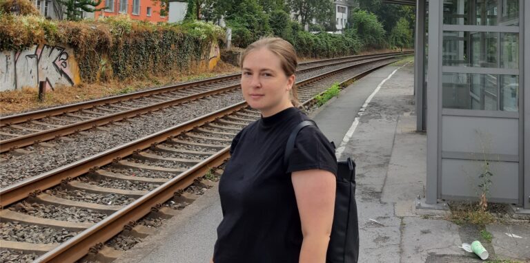 Sarah Rütershoff steht am Bahnhof Castrop Süd und wartet auf die Bahn.